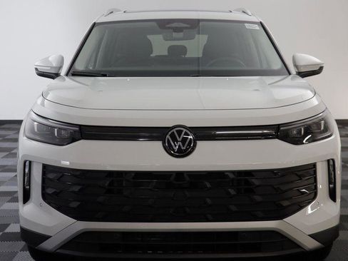 New 2025 Volkswagen Tiguan SE w/ Panoramic Sunroof Package image 21