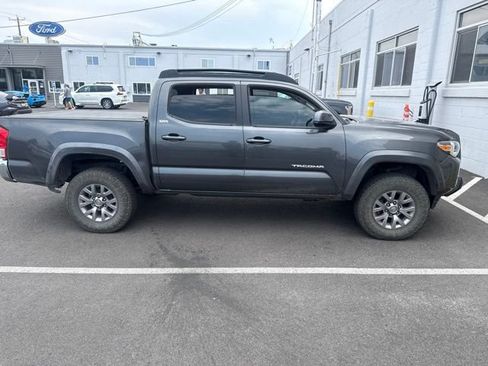 Used 2016 Toyota Tacoma SR5 w/ SR5 Appearance Package (SN) AWD/4WD image 10