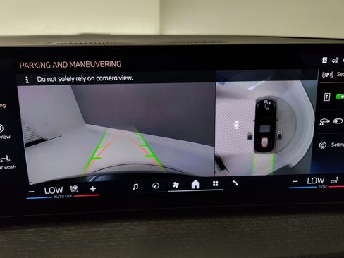 Used 2025 BMW 330i Sedan w/ M Sport Package image 21