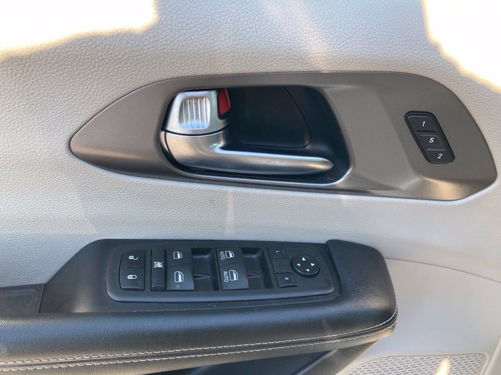 Used 2021 Chrysler Pacifica Touring-L FWD image 13