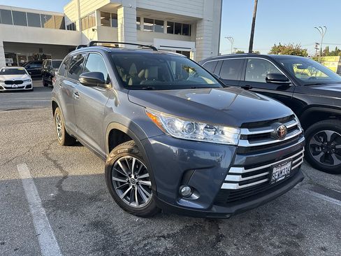 Used 2018 Toyota Highlander XLE FWD image 2