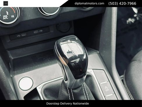 Used 2022 Volkswagen Taos SE w/ Panoramic Sunroof Package FWD image 39