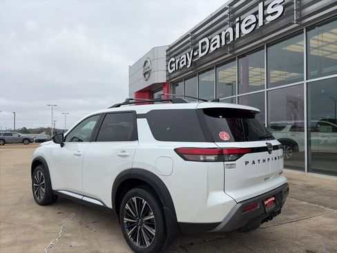 New 2026 Nissan Pathfinder Platinum image 2