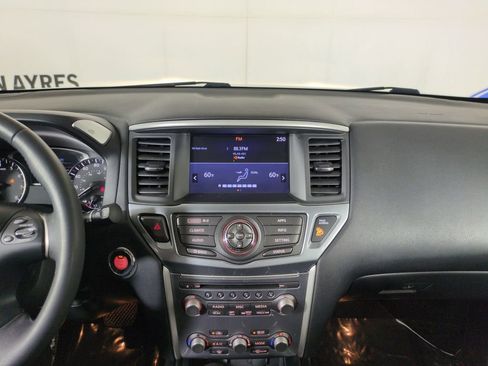 Used 2017 Nissan Pathfinder SL AWD/4WD image 18
