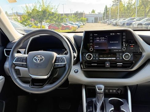 Used 2021 Toyota Highlander XLE AWD/4WD image 28