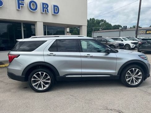 Used 2025 Ford Explorer Platinum w/ Ultimate Package AWD/4WD image 2