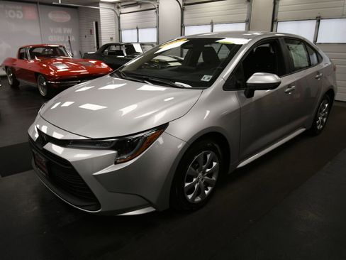 Used 2025 Toyota Corolla LE FWD image 4