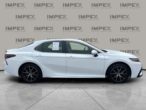 Used 2024 Toyota Camry SE image 6
