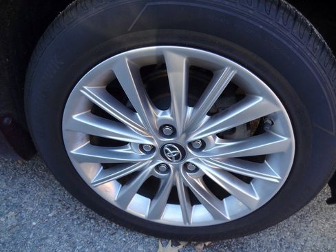 Used 2018 Toyota Avalon Limited image 18