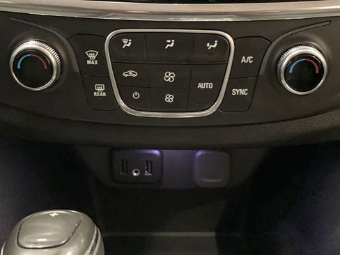 Used 2020 Chevrolet Traverse LT image 21