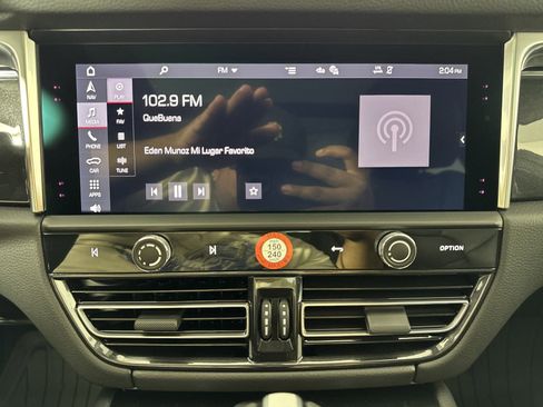 Certified 2025 Porsche Macan image 22