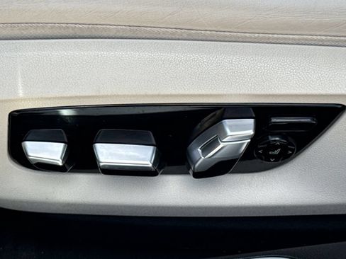 Used 2022 BMW 750Li xDrive AWD/4WD image 25
