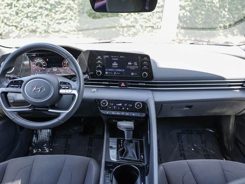 Used 2022 Hyundai Elantra SEL w/ Convenience Package FWD image 12