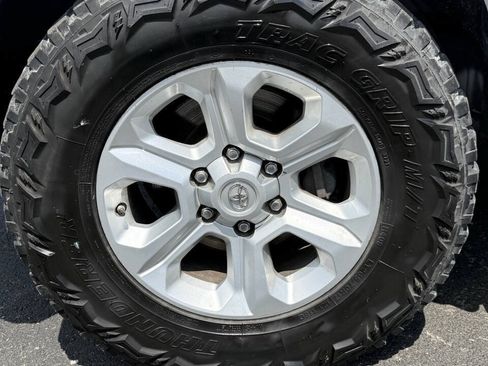 Used 2017 Toyota 4Runner SR5 AWD/4WD image 10