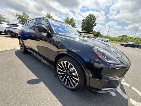 Used 2025 Maserati Grecale Trofeo AWD/4WD image 11