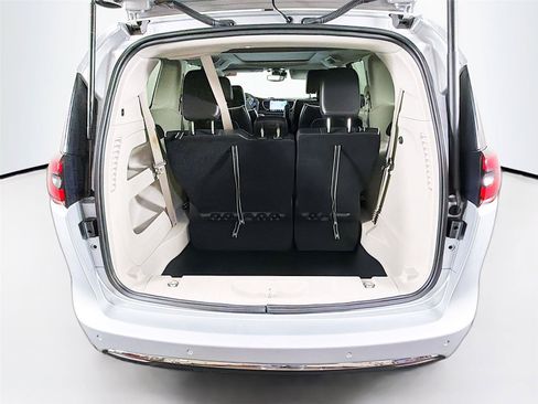 Used 2024 Chrysler Pacifica Limited FWD image 14