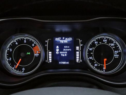 Used 2019 Jeep Cherokee Latitude Plus w/ Comfort/Convenience Group FWD image 21