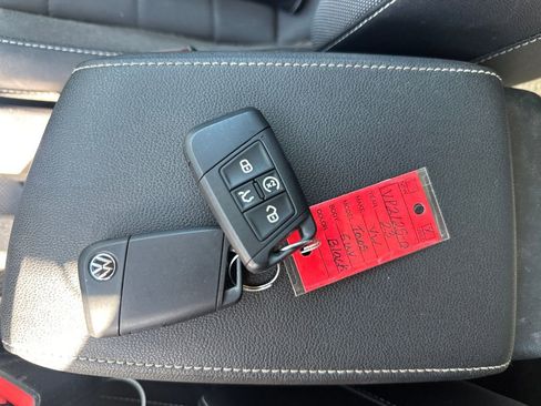 Used 2023 Volkswagen Taos SE w/ Panoramic Sunroof Package AWD/4WD image 19