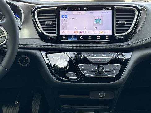 New 2026 Chrysler Pacifica Select image 24