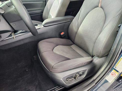 Used 2018 Toyota Camry LE image 12