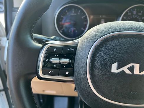 Used 2023 Kia Carnival LX FWD image 16