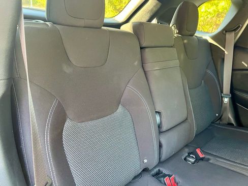 Used 2019 Jeep Cherokee Latitude w/ Cold Weather Group image 14