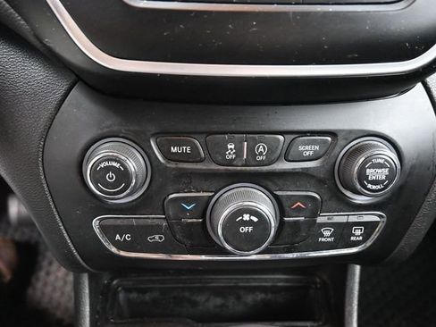 Used 2019 Jeep Cherokee Latitude w/ Cold Weather Group image 21