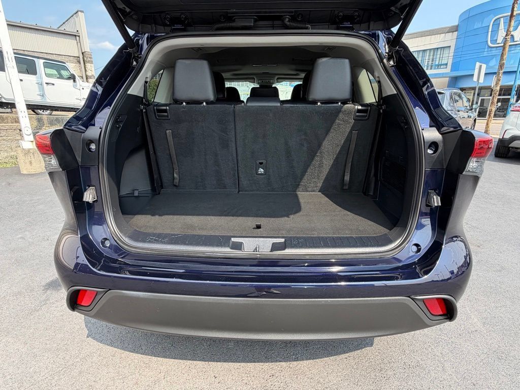 Used 2020 Toyota Highlander XLE AWD/4WD image 22