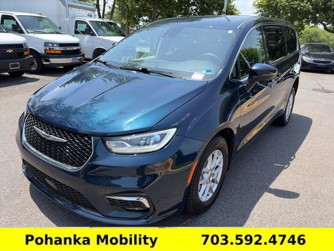 Used 2023 Chrysler Pacifica Touring-L FWD image 3