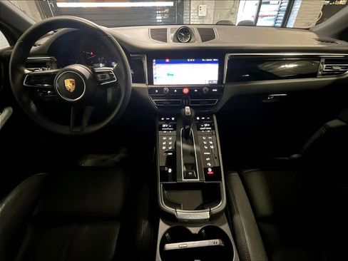 Certified 2025 Porsche Macan AWD/4WD image 18