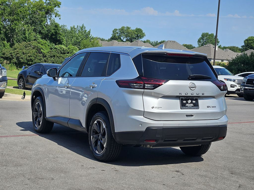 Used 2024 Nissan Rogue SV AWD/4WD image 3