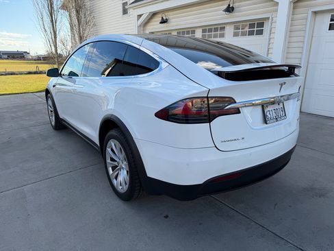 Used 2018 Tesla Model X 75D image 3