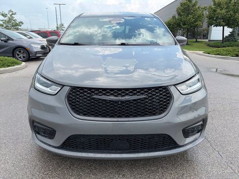 Used 2022 Chrysler Pacifica Limited w/ Uconnect Theater Family Group FWD image 2
