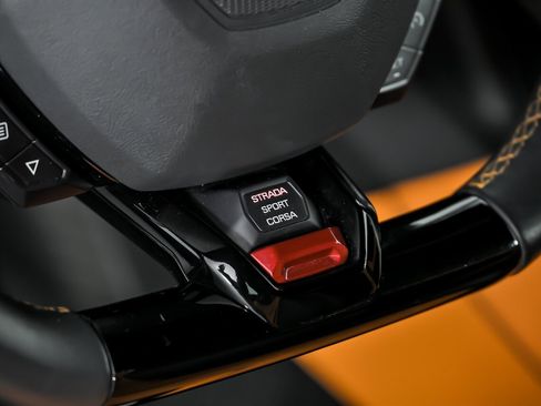 Used 2020 Lamborghini Huracan EVO image 28