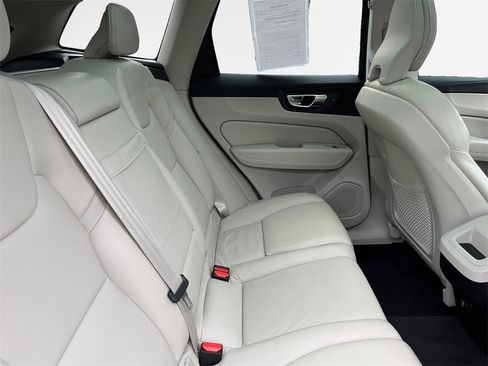 Used 2020 Volvo XC60 T5 Momentum image 28