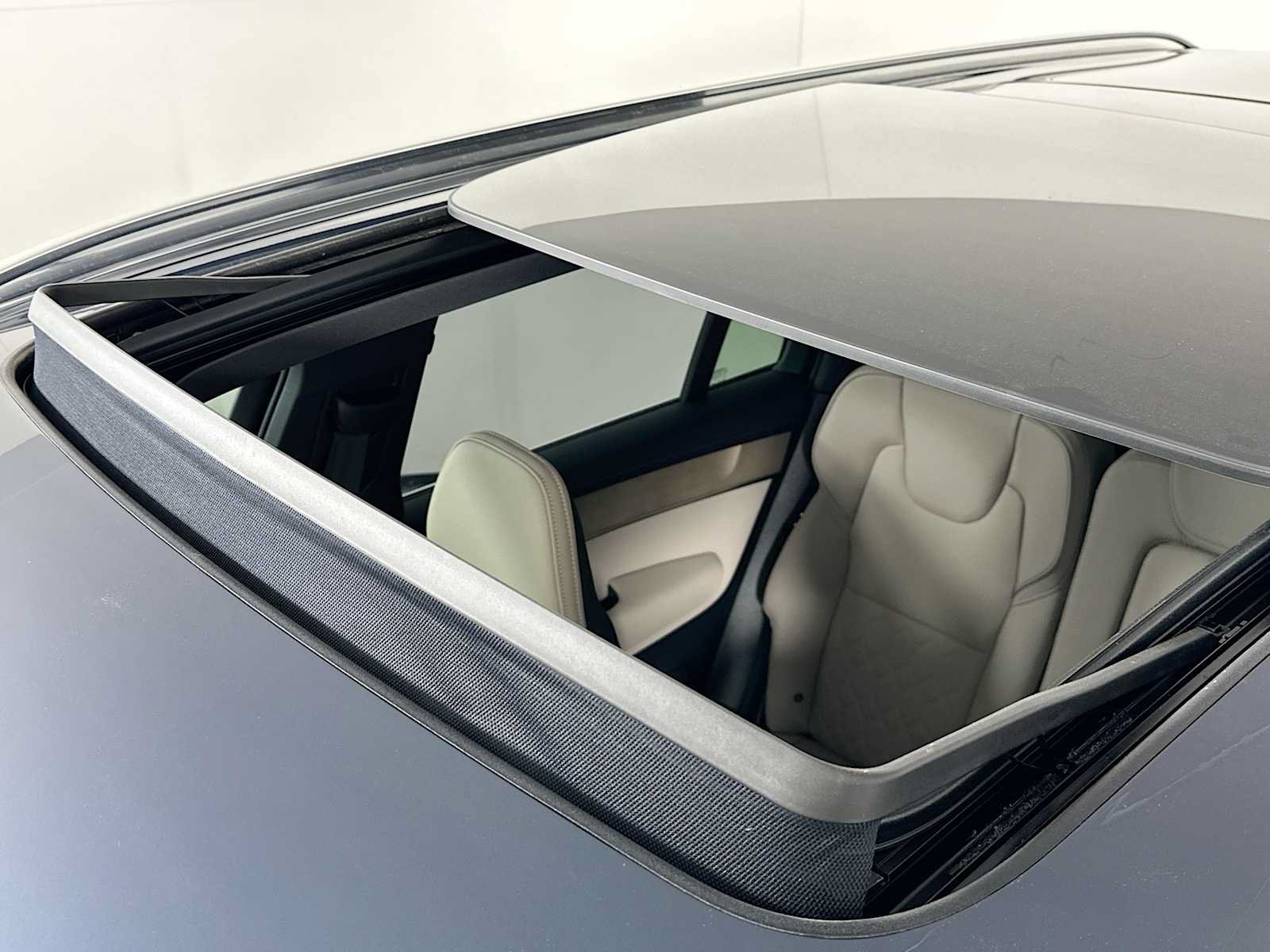 New 2026 Volvo XC90 B6 Plus w/ Protection Package Premier AWD/4WD image 19