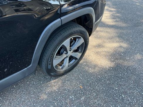 Used 2019 Jeep Cherokee Limited FWD image 13