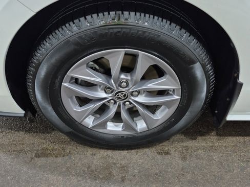 Used 2021 Toyota Sienna XLE image 13