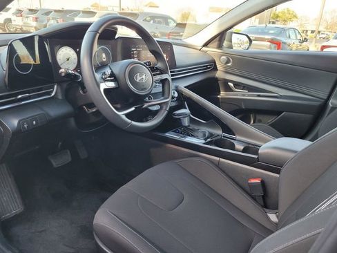 Used 2025 Hyundai Elantra SEL image 11