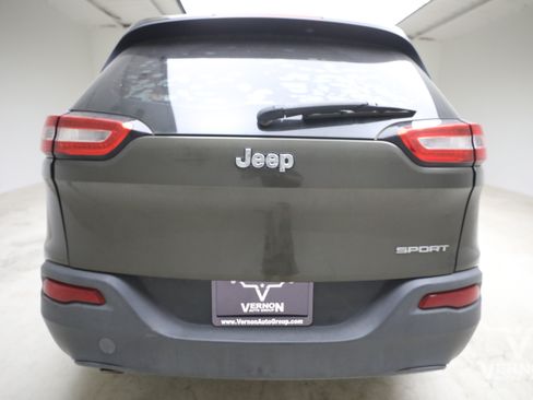 Used 2015 Jeep Cherokee Sport FWD image 2
