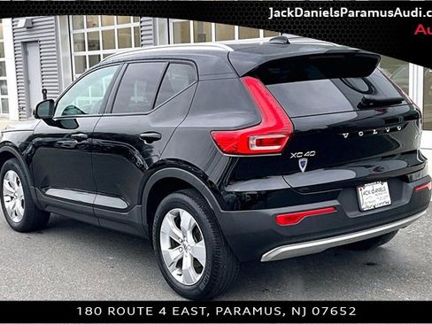 Used 2022 Volvo XC40 T5 Momentum image 10