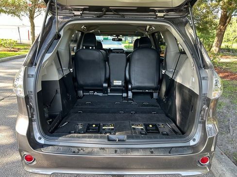 Used 2016 Toyota Sienna SE FWD image 11