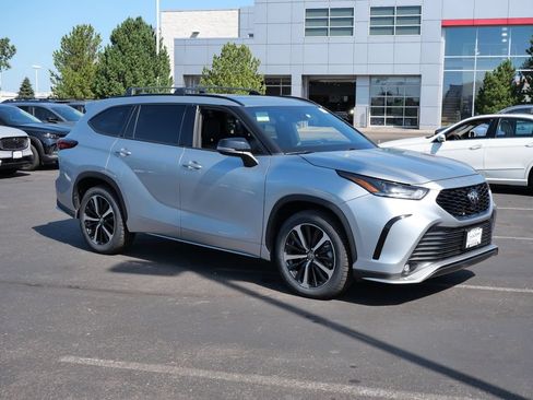 Used 2022 Toyota Highlander XSE AWD/4WD image 2