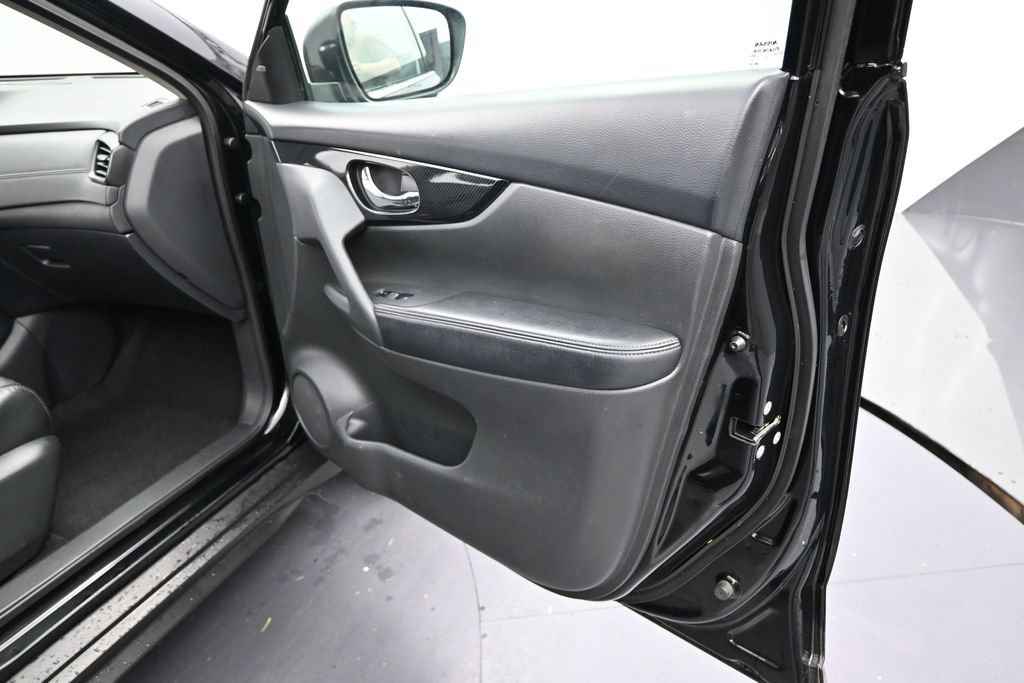 Used 2017 Nissan Rogue SL w/ SL Premium Package FWD image 7