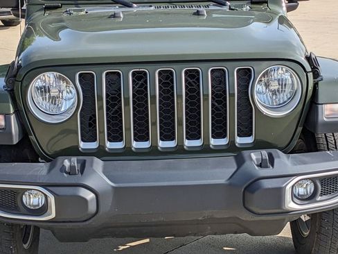 Used 2022 Jeep Gladiator Overland w/ Dual Top Group AWD/4WD image 9