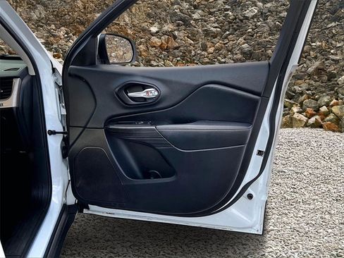 Used 2014 Jeep Cherokee Latitude w/ Comfort/Convenience Group image 21