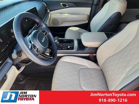 Used 2025 Kia Carnival EX image 14