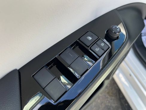 Certified 2022 Toyota Prius LE FWD image 36
