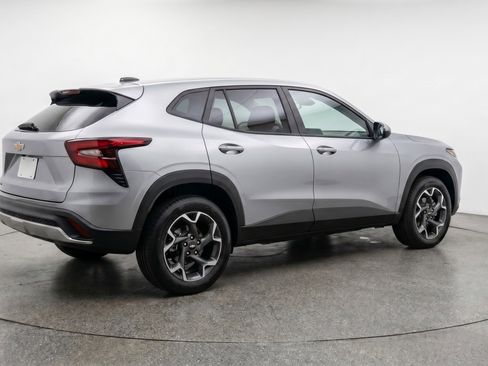 Used 2025 Chevrolet Trax LT w/ LT Convenience Package FWD image 8