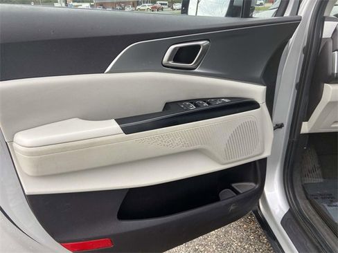 Used 2023 Kia Carnival LX image 10